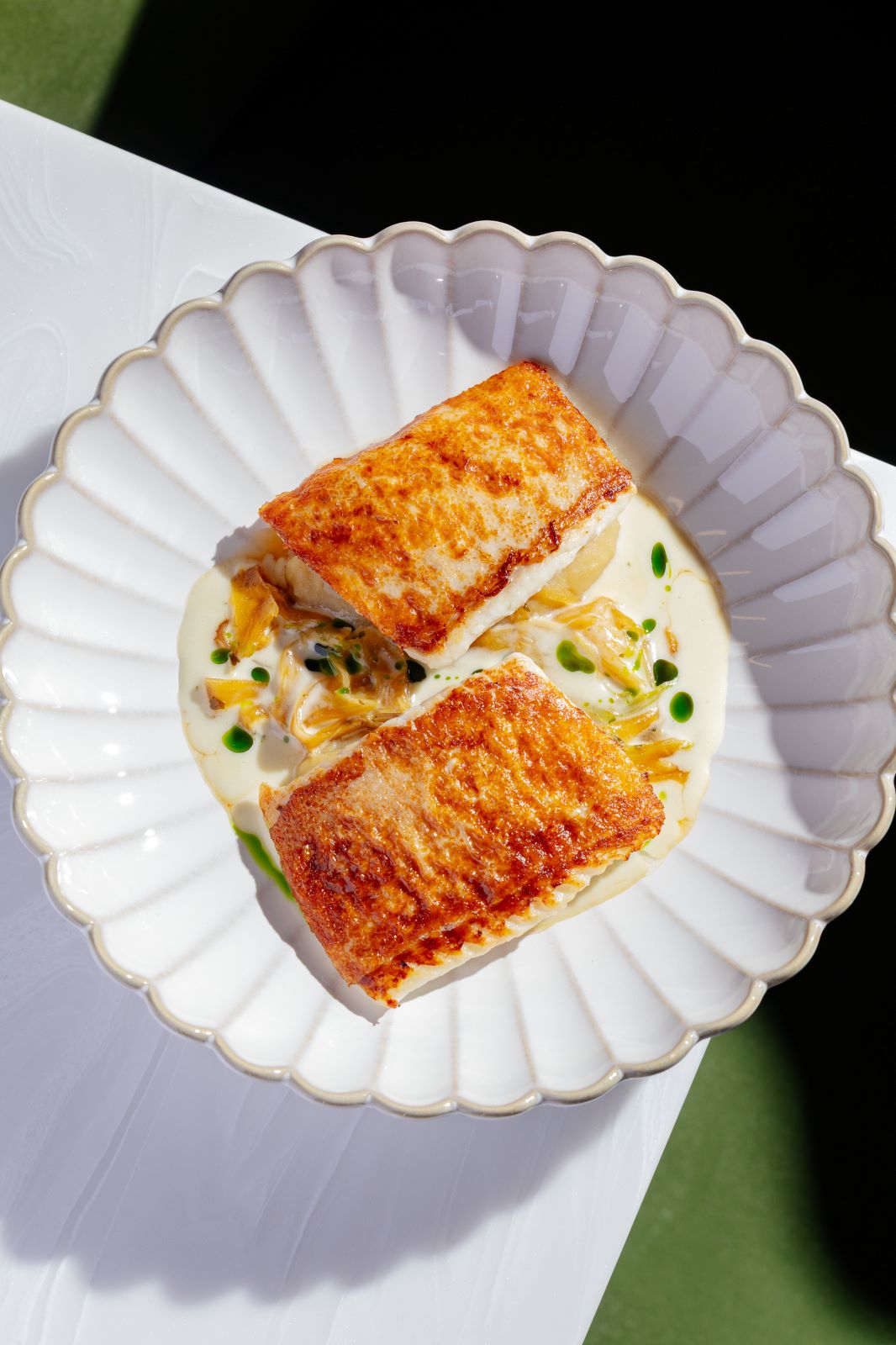 Камбала с кремом из печёного картофеля и карамельного лука