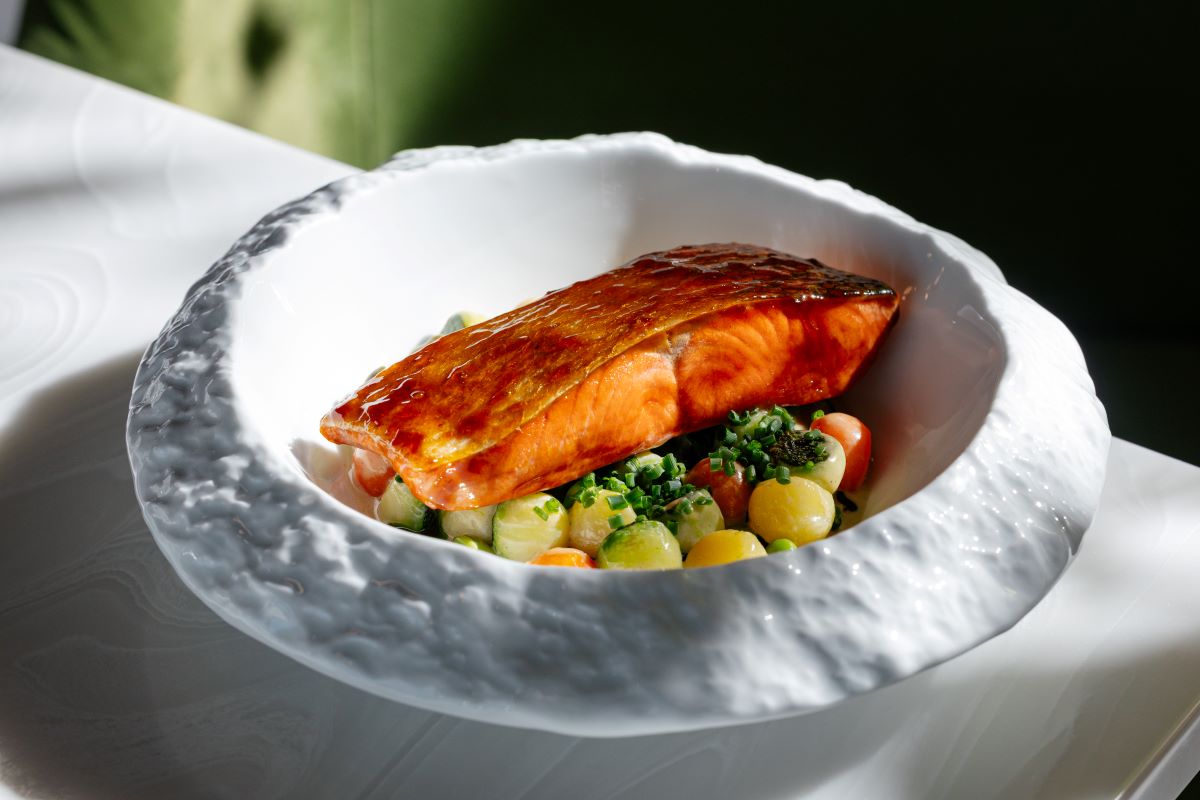 Нерка с хрустящими овощами и сливочно-имбирным мисо