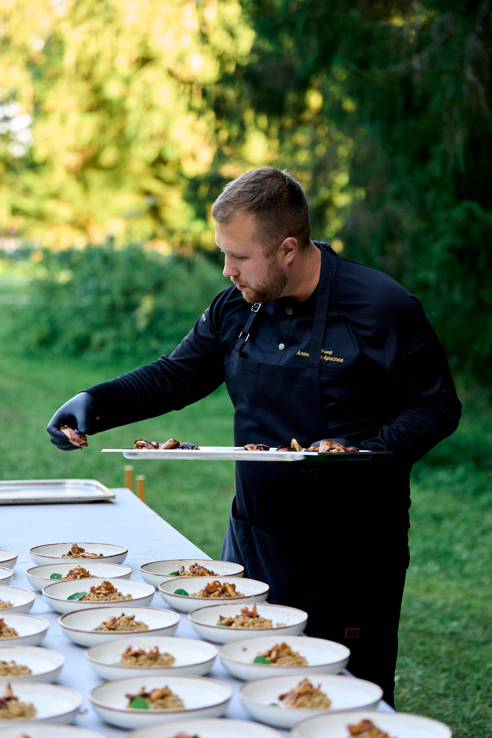 В саду парк-отеля «Дача Винтера» прошел дикий ужин, вдохновленный традиционными вкусами Карелии